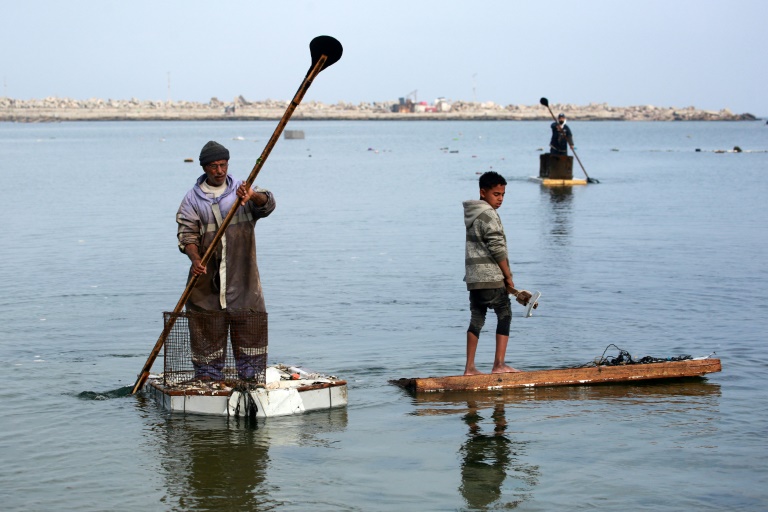 Gaza : sans bateau, les pêcheurs transforment des portes de frigo en paddles