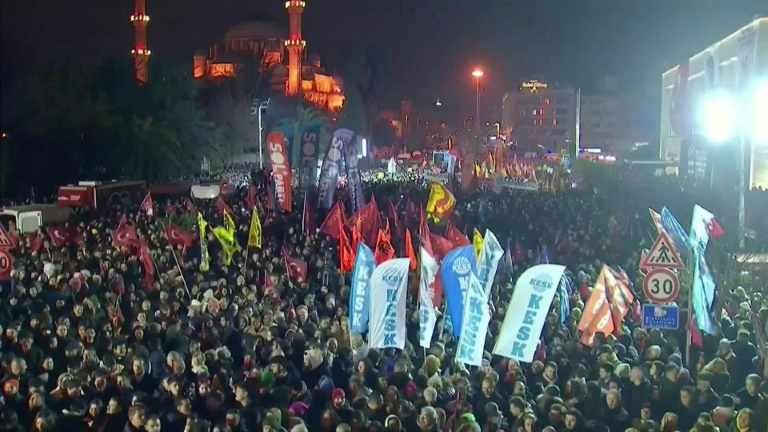 Turquie : manifestations massives en soutien au maire d'Istanbul qui en appelle à la "nation"