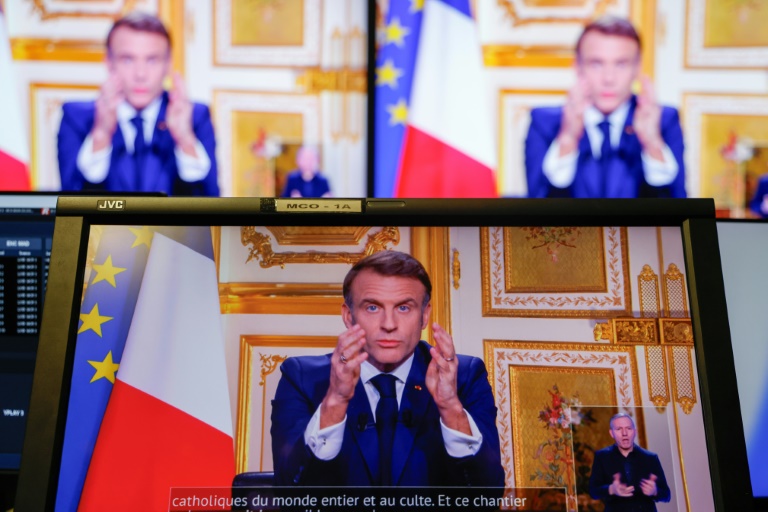 Macron appelle les Français au "courage" face à un "monde de dangers"