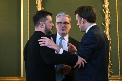 Le président Ukrainien Volodymyr Zelensky, son homologue français Emmanuel Macron et le Premier ministre britannique Keir Starmer, le 2 mars 2025 à Londres