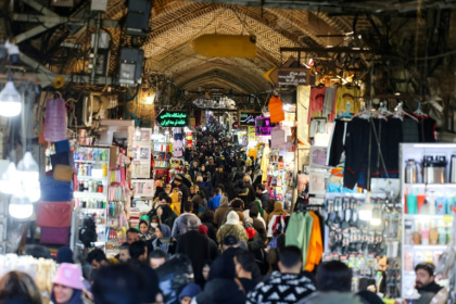 Des gens passent devant les boutiques du Grand Bazar de Téhéran, le 3 mars 2025