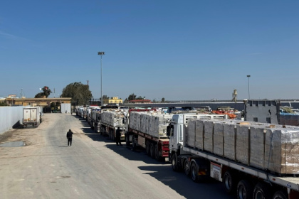 Des camions transportant de l'aide humanitaire attendent du côté égyptien du poste frontière de Rafah avec la bande de Gaza, le 2 mars 2025, après qu'Israël a suspendu l'entrée des fournitures dans l'enclave palestinienne