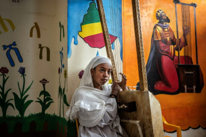 Une élève apprend à jouer de la begena à l'école Eman Begena à Addis-Abeba, le 13 février 2025 en Ethiopie