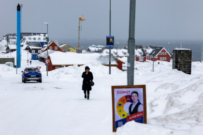 Une affiche électorale le long d'une route à Nuuk, le 8 mars 2025 au Groenland