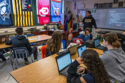 Des élèves assistent à un cours d'histoire au collège Mark Twain Middle School, à Alexandria, le 6 mars 2025 en Virginie