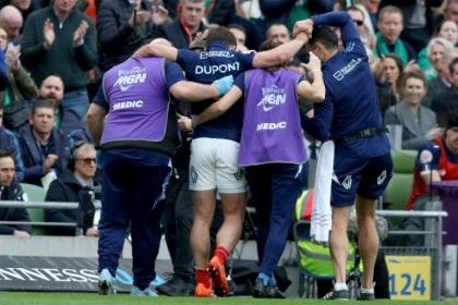 Antoine Dupont (C) sort du terrain blessé, le 8 mars 2025 à Dublin durant le match du Tournoi des six nations entre la France et l'Irlande