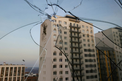 Vue sur un appartement endommagé par une attaque de drones ukrainienne dans un complexe résidentiel à Sapronovo dans la banlieue de Moscou en Russie le 11 mars 2025