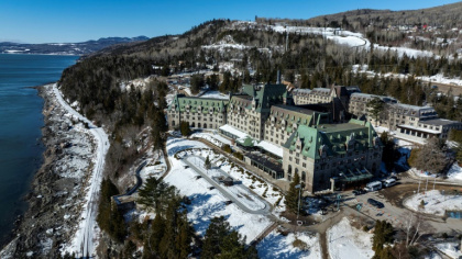 Vue aérienne de Fairmont Le Manoir Richelieu, hôtel qui reçoit les ministres des Affaires étrangères du G7 à  La Malbaie, au Québec, le 12 mars 2025