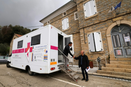 Un docteur accueille un patient dans un Médicobus à Pila-Canale, en Corse-du-Sud, le 11 mars 2025