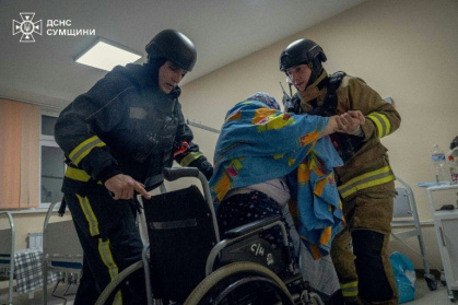 Photo fournie le 19 mars 2025 par les autorités ukrainiennes, montrant des secouristes évacuant des patients d'un hôpital après une attaque russe à Soumy (nord de l'Ukraine)