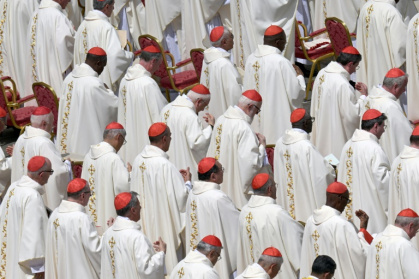 Des cardinaux lors d'une messe après les funérailles du pape François, le 27 avril 2025 sur la place Saint-Pierre, au Vatican Des cardinaux lors d'une messe après les funérailles du pape François, le 27 avril 2025 sur la place Saint-Pierre, au Vatican