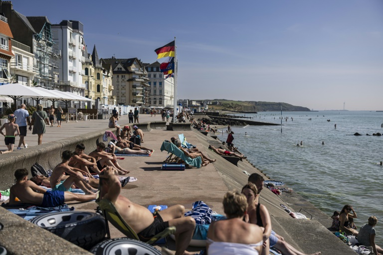 Sur la Côte d'Opale, le drame migratoire se mêle aux touristes