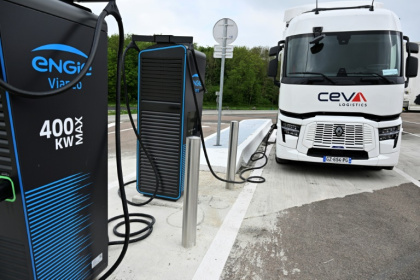 Un camion électrique en train de se charger à la station-relais de l'aire d'autoroute de Sommesous (Marne) le 25 avril 2025 Un camion électrique en train de se charger à la station-relais de l'aire d'autoroute de Sommesous (Marne) le 25 avril 2025