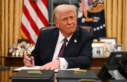 Le président américain Donald Trump signe des décrets dans le Bureau ovale de la Maison Blanche, le 20 janvier 2025 à Washington - Mandel NGAN Le président américain Donald Trump signe des décrets dans le Bureau ovale de la Maison Blanche, le 20 janvier 2025 à Washington - Mandel NGAN