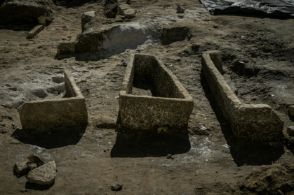 Une grande nécropole de l'époque mérovingienne, dotée d'une cinquantaine de sarcophages, a été exhumée à Bordeaux le 29 avril 2025 - Philippe LOPEZ Une grande nécropole de l'époque mérovingienne, dotée d'une cinquantaine de sarcophages, a été exhumée à Bordeaux le 29 avril 2025 - Philippe LOPEZ