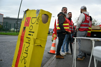 Mouvement de grève des salariés de l'usine d'Opella à Lisieux, le 17 octobre 2024, contre la vente de cette filiale de Sanofi à un fonds américain - LOU BENOIST (AFP) Mouvement de grève des salariés de l'usine d'Opella à Lisieux, le 17 octobre 2024, contre la vente de cette filiale de Sanofi à un fonds américain - LOU BENOIST (AFP)