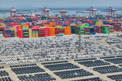Des voitures chinoises prêtes pour l'exportation dans le port de Nanjing, dans l'est de la Chine, le 29 avril 2025 - STR (AFP)