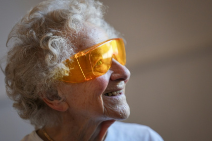 Dorothea Barron, 100 ans, vétérane britannique de la Seconde Guerre mondiale, lors d'un cours de yoga à la salle des fêtes de Harlow, le 31 mars 2025 au nord de Londres - Adrian DENNIS (AFP)