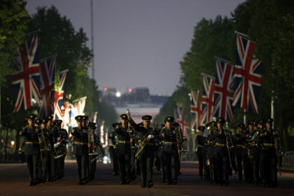 L'orchestre de la Royal Air Force participe à une répétition nocturne pour le défilé marquant les 80 ans de la fin de la Seconde Guerre mondiale en Europe sur le Mall, dans le centre de Londres, le 3 mai 2025 - HENRY NICHOLLS (AFP) L'orchestre de la Royal Air Force participe à une répétition nocturne pour le défilé marquant les 80 ans de la fin de la Seconde Guerre mondiale en Europe sur le Mall, dans le centre de Londres, le 3 mai 2025 - HENRY NICHOLLS (AFP)