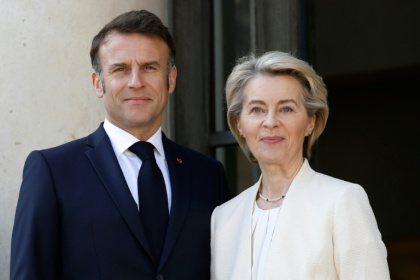 Le président français Emmanuel Macron accueille la présidente de la Commission européenne Ursula Von der Leyen au palais de l'Elysée, à Paris, le 27 mars 2025 - Ludovic MARIN (AFP)