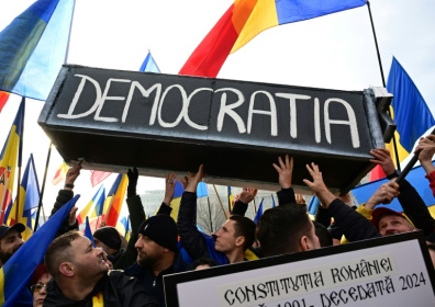 Des manifestants portent un cercueil flanqué de l'inscription "Démocratie" pour dénoncer l'annulation de la présidentielle, le 10 janvier 2025 à Bucarest - Daniel MIHAILESCU (AFP) Des manifestants portent un cercueil flanqué de l'inscription "Démocratie" pour dénoncer l'annulation de la présidentielle, le 10 janvier 2025 à Bucarest - Daniel MIHAILESCU (AFP)