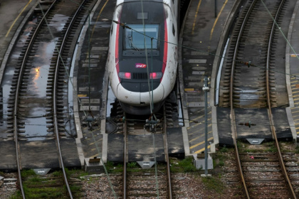 Un train TGV InOui est stationné dans la gare de triage de Charenton-le-pont, pendant une grève des contrôleurs, à Paris, le 16 février 2024 - Ian LANGSDON (AFP)