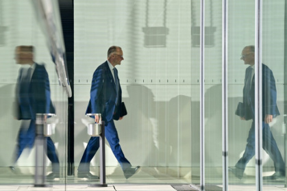 Le leader de la CDU et chancelier allemand désigné, Friedrich Merz, arrive à une réunion au Bundestag, le 17 mars 2025, à Berlin - Tobias SCHWARZ (AFP) Le leader de la CDU et chancelier allemand désigné, Friedrich Merz, arrive à une réunion au Bundestag, le 17 mars 2025, à Berlin - Tobias SCHWARZ (AFP)