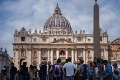 Des visiteurs sur la place Saint-Pierre au Vatican le 5 mai 2025 - Dimitar DILKOFF (AFP) Des visiteurs sur la place Saint-Pierre au Vatican le 5 mai 2025 - Dimitar DILKOFF (AFP)