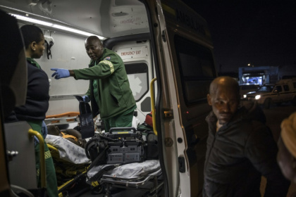 L'ambulancier Mawethu Ntintini (c) et sa collègue Ntombikayisi Jok prennent en charge un blessé lors d'une intervention au township Philippi, près du Cap, le 15 avril 2025 en Afrique du Sud - MARCO LONGARI (AFP) L'ambulancier Mawethu Ntintini (c) et sa collègue Ntombikayisi Jok prennent en charge un blessé lors d'une intervention au township Philippi, près du Cap, le 15 avril 2025 en Afrique du Sud - MARCO LONGARI (AFP)
