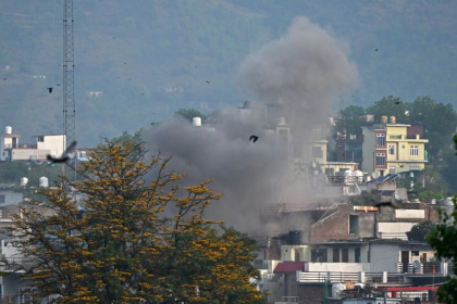 De la fumée s'élève du village de Poonch après une frappe d'artillerie, le 7 mai 2025 en Inde - Punit PARANJPE (AFP)