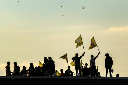 Des Kurdes syriens brandissent des drapeaux avec le portrait du fondateur du PKK, Abdullah Ocalan, le 27 février 2025, à Qamishli, en Syrie - Delil SOULEIMAN (AFP) Des Kurdes syriens brandissent des drapeaux avec le portrait du fondateur du PKK, Abdullah Ocalan, le 27 février 2025, à Qamishli, en Syrie - Delil SOULEIMAN (AFP)