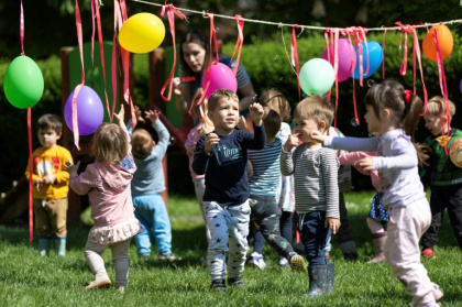 Des enfants jouent à l'école maternelle « Grigor Vitez » à Samobor, en Croatie, le 15 avril 2025 - DAMIR SENCAR (AFP)