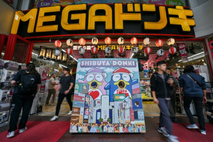 L'entrée d'un magasin du détaillant discount japonais Don Quijote, dans le quartier de Shibuya à Tokyo, le 21 avril 2025 - Richard A. Brooks (AFP)