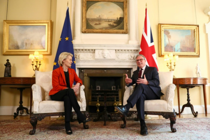 Le Premier ministre britannique Keir Starmer (à droite) et la présidente de la Commission européenne Ursula Von der Leyen, le 24 avril 2025 à Londres - Alishia Abodunde (AFP) Le Premier ministre britannique Keir Starmer (à droite) et la présidente de la Commission européenne Ursula Von der Leyen, le 24 avril 2025 à Londres - Alishia Abodunde (AFP)