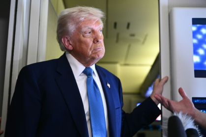 Le président américain Donald Trump s'adresse à la presse à bord d'Air Force One, le 16 mai 2025 - Brendan SMIALOWSKI (AFP) Le président américain Donald Trump s'adresse à la presse à bord d'Air Force One, le 16 mai 2025 - Brendan SMIALOWSKI (AFP)