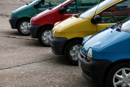 Voitures Renault Twingo à Chambley-Bussières (Meurthe-et-Moselle) en août 2023 - SEBASTIEN BOZON (AFP)