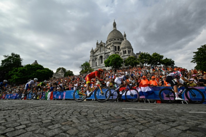 Le peloton passe devant la basilique du Sacré-Coeur à Montmartre lors de la course en ligne hommes des Jeux olympiques de Paris, le 3 août 2024 - JULIEN DE ROSA (AFP) Le peloton passe devant la basilique du Sacré-Coeur à Montmartre lors de la course en ligne hommes des Jeux olympiques de Paris, le 3 août 2024 - JULIEN DE ROSA (AFP)