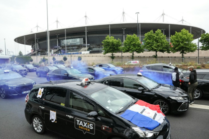 Des chauffeurs de taxis manifestent sur l'autoroute A1 près de Paris, le 21 mai 2025 - THOMAS SAMSON (AFP)