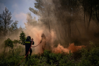 Des pompiers volontaires participent à un exercice de simulation d'incendie, à Rodopoli, dans la banlieue d'Athènes, le 18 mai 2025 en Grèce - Angelos TZORTZINIS (AFP) Des pompiers volontaires participent à un exercice de simulation d'incendie, à Rodopoli, dans la banlieue d'Athènes, le 18 mai 2025 en Grèce - Angelos TZORTZINIS (AFP)