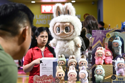 Des poupées Labubu dans un magasin éphémère Pop Mart dans le centre commercial Siam Center à Bangkok, le 6 mai 2025 - Lillian SUWANRUMPHA (AFP)