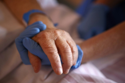 Une infirmière s'occupe d'une patiente en soins palliatifs à l'hôpital Eugénie d'Ajaccio, le 23 avril 2020 - Pascal POCHARD-CASABIANCA (AFP)