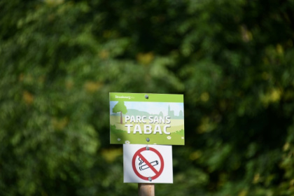 La cigarette sera interdite sur les plages, dans les parcs, et aux abords des écoles à compter du 1er juillet - SEBASTIEN BOZON (AFP) La cigarette sera interdite sur les plages, dans les parcs, et aux abords des écoles à compter du 1er juillet - SEBASTIEN BOZON (AFP)