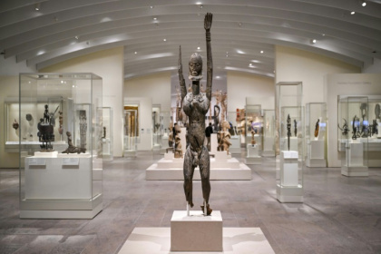 Une sculpture d'art dogon exposée dans l'aile Michael C. Rockefeller consacrée aux arts d'Afrique, d'Océanie et des "anciennes Amériques", le 28 mai 2025 au Metropolitan Museum de New York - ANGELA WEISS (AFP) Une sculpture d'art dogon exposée dans l'aile Michael C. Rockefeller consacrée aux arts d'Afrique, d'Océanie et des "anciennes Amériques", le 28 mai 2025 au Metropolitan Museum de New York - ANGELA WEISS (AFP)