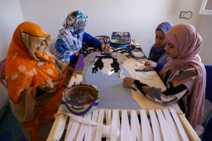 Des femmes travaillent dans un atelier de broderie à Sidi Rbat, dans le sud du Maroc, le 14 mai 2025 - Abdel Majid BZIOUAT (AFP) Des femmes travaillent dans un atelier de broderie à Sidi Rbat, dans le sud du Maroc, le 14 mai 2025 - Abdel Majid BZIOUAT (AFP)