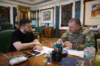 Photo publiée par le service de presse de la présidence ukrainienne, le 1er juin 2025, du président ukrainien Volodymyr Zelensky (g) rencontrant le chef des services de sécurité ukrainiens Vassyl Mayuk à Kiev - Yasin AKGUL (AFP) Photo publiée par le service de presse de la présidence ukrainienne, le 1er juin 2025, du président ukrainien Volodymyr Zelensky (g) rencontrant le chef des services de sécurité ukrainiens Vassyl Mayuk à Kiev - Yasin AKGUL (AFP)