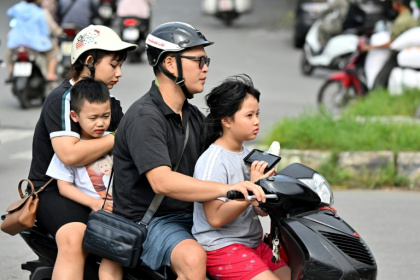 Une famille se déplace en motocyclette, le 4 juin 2025 à Hanoï - Nhac NGUYEN (AFP) Une famille se déplace en motocyclette, le 4 juin 2025 à Hanoï - Nhac NGUYEN (AFP)