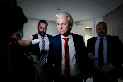 Le leader du parti néerlandais d’extrême droite PVV, Geert Wilders (au centre), s’adresse aux médias à son arrivée à la chambre basse à La Haye, le 3 juin 2025 - Robin van Lonkhuijsen (AFP)