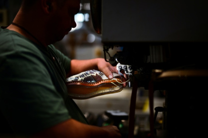 Un ouvrier coud une chaussure, dans l'usine Paraboot de Saint-Jean-de-Moirans, en Isère, le 27 mai 2025 - OLIVIER CHASSIGNOLE (AFP) Un ouvrier coud une chaussure, dans l'usine Paraboot de Saint-Jean-de-Moirans, en Isère, le 27 mai 2025 - OLIVIER CHASSIGNOLE (AFP)