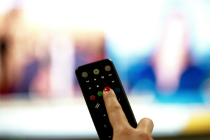 Une personne tient une télécommande pointée vers un écran de télévision, à Paris le 15 janvier 2025 - Anna KURTH (AFP) Une personne tient une télécommande pointée vers un écran de télévision, à Paris le 15 janvier 2025 - Anna KURTH (AFP)