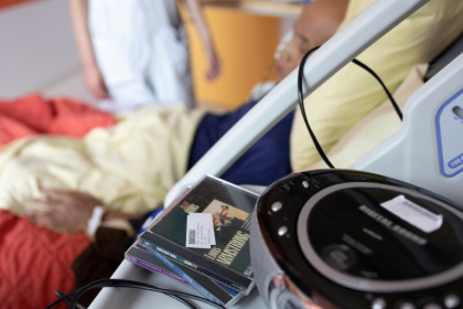 Un patient en soins palliatifs à l'hôpital AP-HP Paul-Brousse à Villejuif, dans le Val-de-Marne, le 4 juin 2025 - Thomas SAMSON (AFP) Un patient en soins palliatifs à l'hôpital AP-HP Paul-Brousse à Villejuif, dans le Val-de-Marne, le 4 juin 2025 - Thomas SAMSON (AFP)